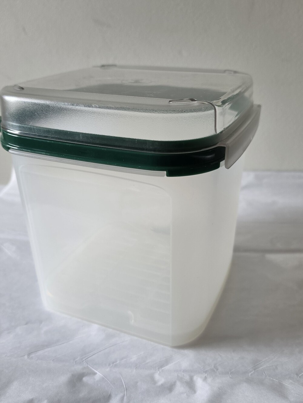 Tupperware Modular Mates Bread Keeper Green Seal Hinged Flip Top 17 Cup w/Insert